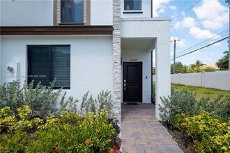 21464 SW 3rd St in Miami, FL - Foto de edificio - Building Photo