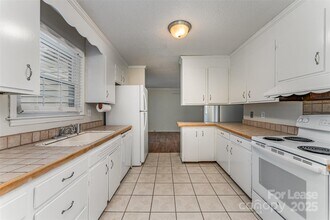 3252 Northampton Dr in Charlotte, NC - Building Photo - Building Photo
