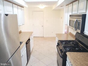 10218 Prince Pl in Largo, MD - Foto de edificio - Building Photo