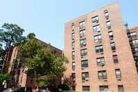 144-25 Roosevelt Ave in Flushing, NY - Foto de edificio - Building Photo