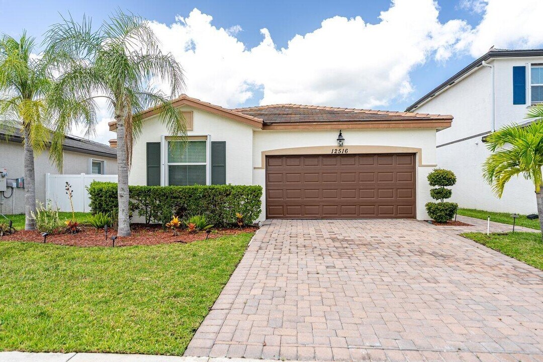 12516 NW Toblin Ln in Port St. Lucie, FL - Foto de edificio