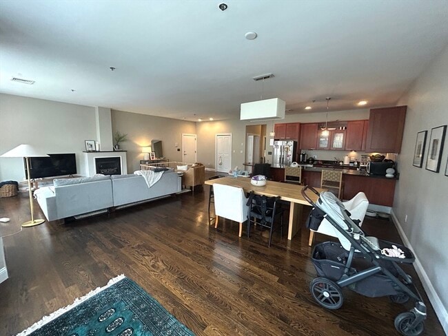 81 Boylston St in Brookline, MA - Foto de edificio - Building Photo