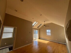 23 Marsh St, Unit 2 in Fall River, MA - Foto de edificio - Building Photo