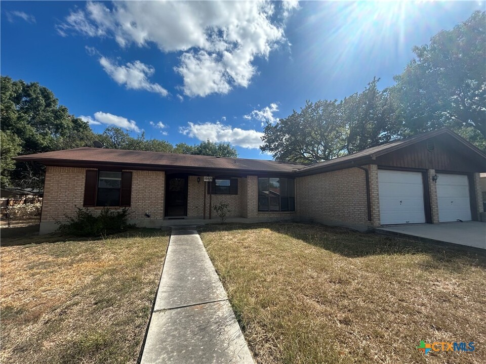 1089 Larkspur in New Braunfels, TX - Foto de edificio