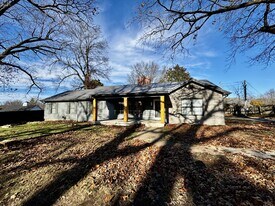 302 Bluebird Ct in Lebanon, MO - Building Photo