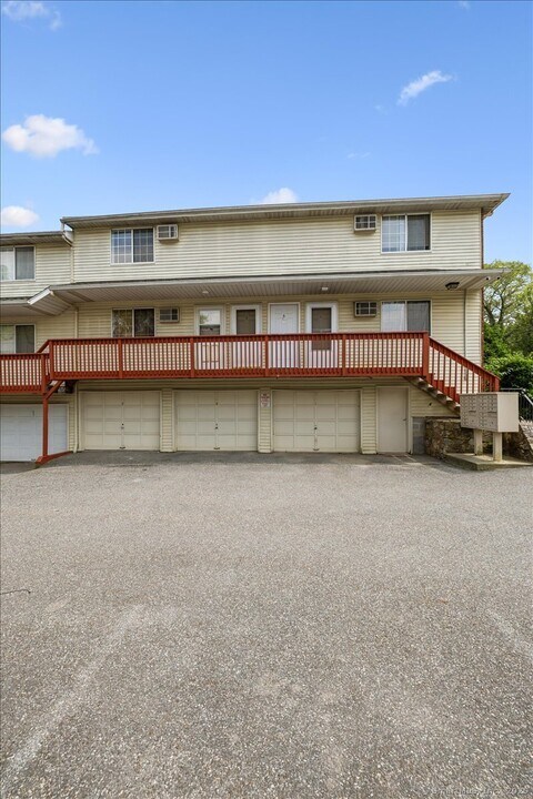 114 Bucks Hl Rd in Waterbury, CT - Building Photo