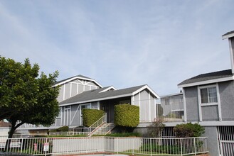 Monterey Terrace Apartments in Hawthorne, CA - Foto de edificio - Building Photo