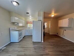 8 N 8th St in Selah, WA - Building Photo - Building Photo