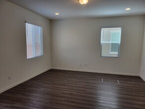 8062 Kings Guard St in Las Vegas, NV - Building Photo - Building Photo