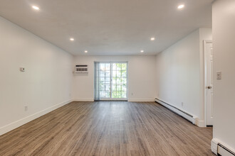 Skyline Terrace Apartments in Quincy, MA - Building Photo - Interior Photo