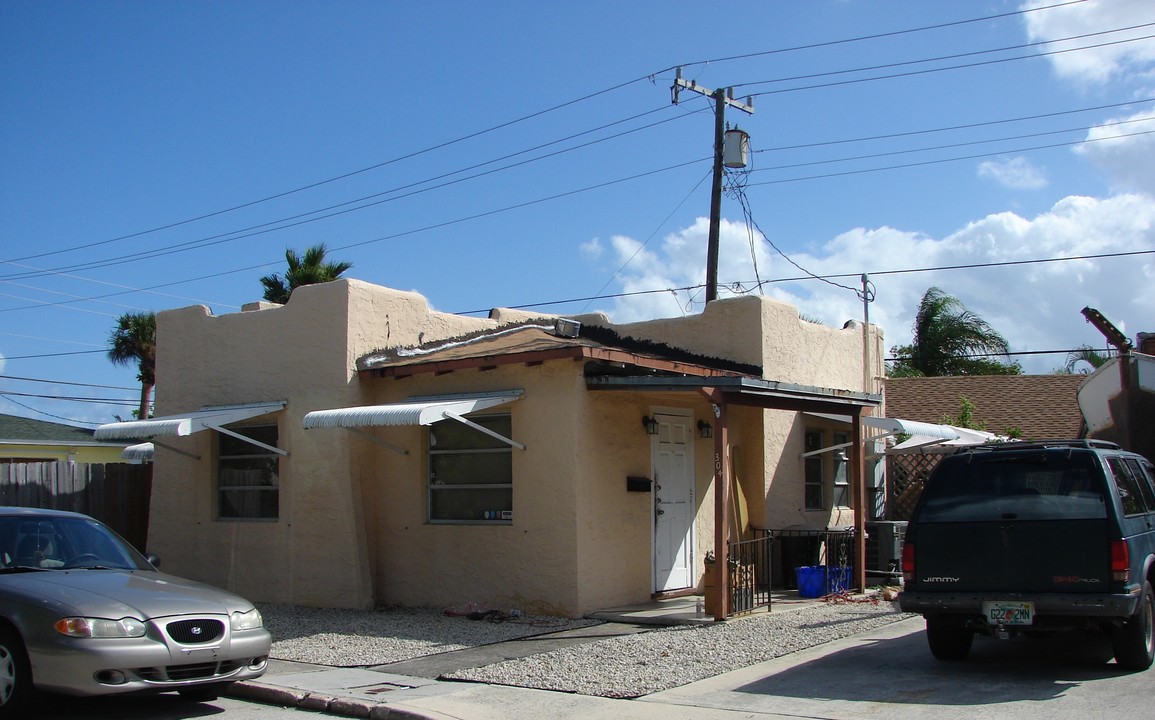 304-308 Central Dr in West Palm Beach, FL - Building Photo