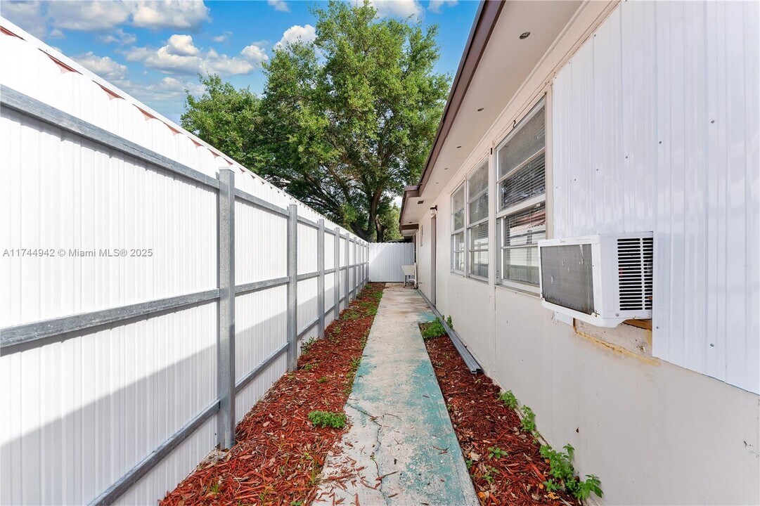2833 NW 101st St in Miami, FL - Foto de edificio