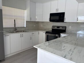 6670 W 24th Ct in Hialeah, FL - Building Photo - Building Photo