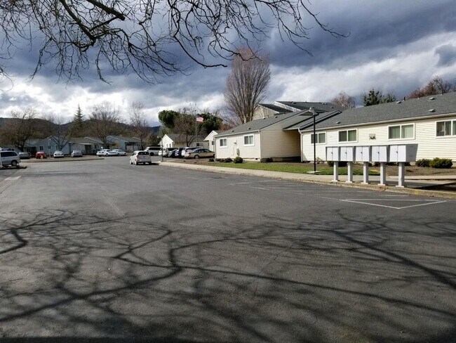 233 Eva Way in Talent, OR - Building Photo - Building Photo