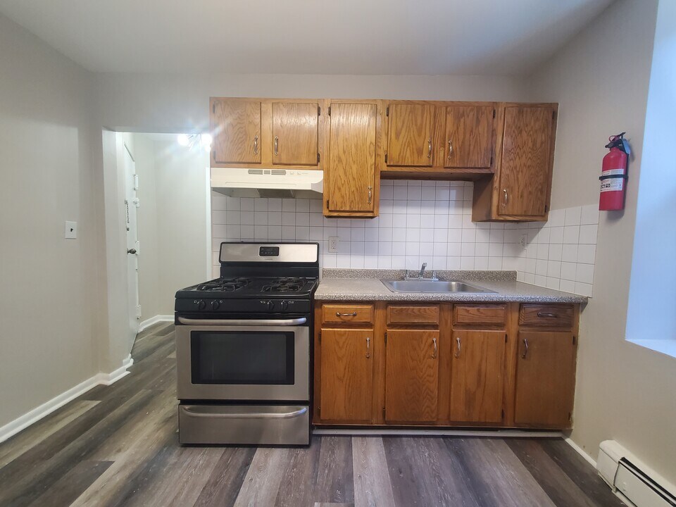 110 Warner Ave, Unit 4 in Jersey City, NJ - Building Photo