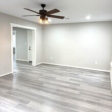 4510 Kingsbury St in Houston, TX - Foto de edificio - Building Photo