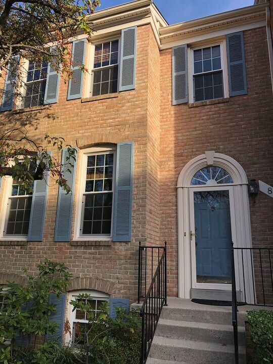 8 Cedarwood Ct in Rockville, MD - Building Photo