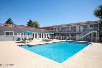 1664 Beach Blvd, Unit 35 in Biloxi, MS - Foto de edificio - Building Photo