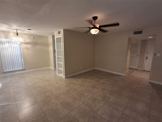 899 Riverside Dr in Coral Springs, FL - Building Photo - Building Photo