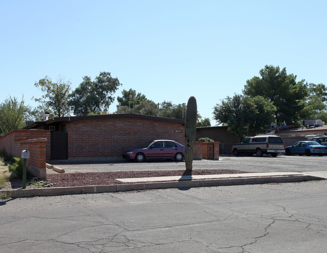 2202-2212 N Belvedere Ave in Tucson, AZ - Foto de edificio - Building Photo