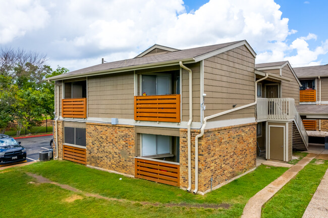 Harmony Apartments in Austin, TX - Foto de edificio - Building Photo