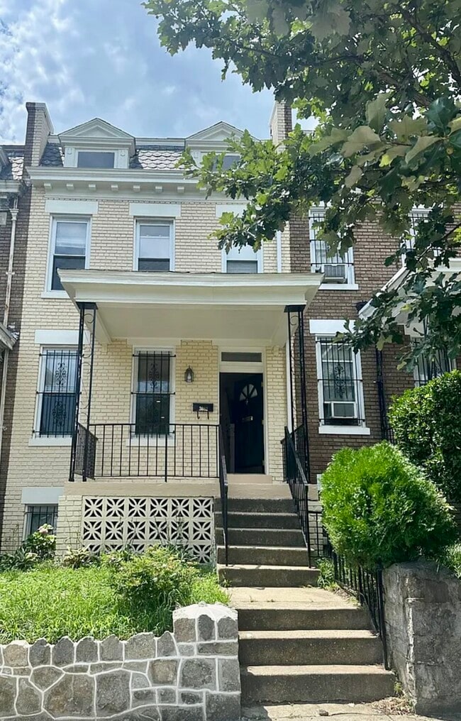 property at 3032 Park Pl NW