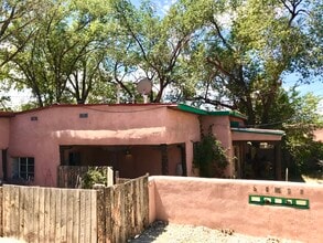 1 Espinoza Rd in Ranchos De Taos, NM - Building Photo - Building Photo