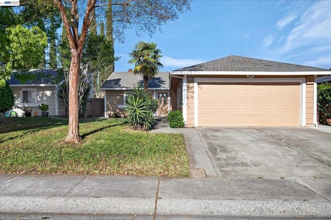 2032 Newport Dr in Pittsburg, CA - Building Photo - Building Photo