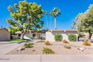 7526 N Vía De La Campana in Scottsdale, AZ - Building Photo