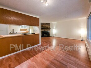 19851 25th Ave NE in Shoreline, WA - Foto de edificio - Building Photo