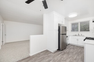 220 S Doheny Dr in Beverly Hills, CA - Building Photo - Interior Photo