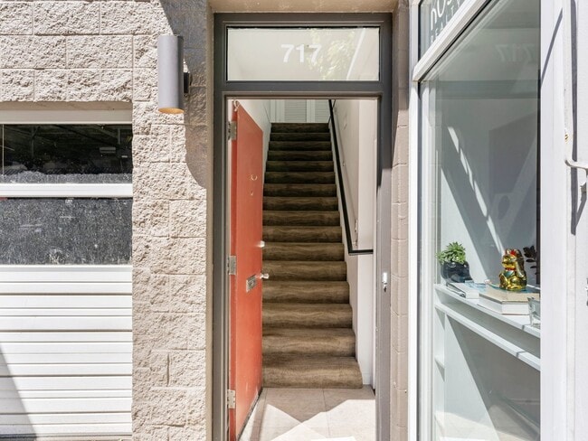 717 NW 11th Ave in Portland, OR - Building Photo - Building Photo