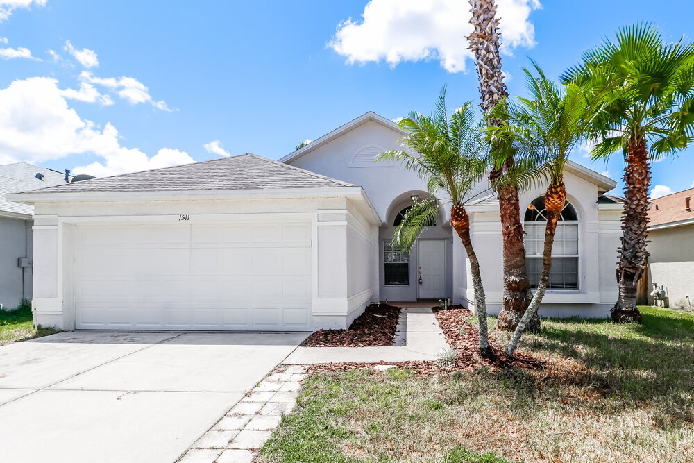 1511 Firewheel Dr in Zephyrhills, FL - Foto de edificio