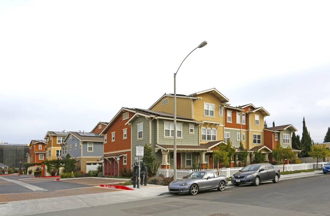 Lotus Townhomes in Sunnyvale, CA - Building Photo