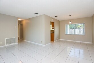 9429 Saddlebrook Dr in Boca Raton, FL - Building Photo - Building Photo