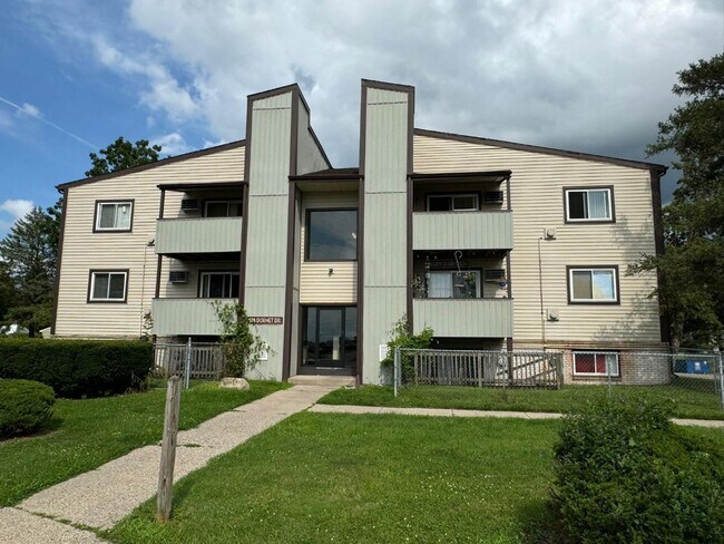 400 Dornet Dr in Lansing, MI - Building Photo - Building Photo