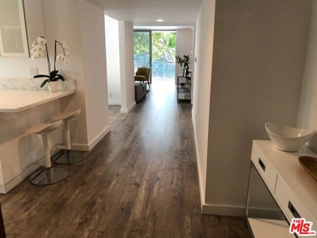 9297 Burton Way in Beverly Hills, CA - Building Photo - Building Photo