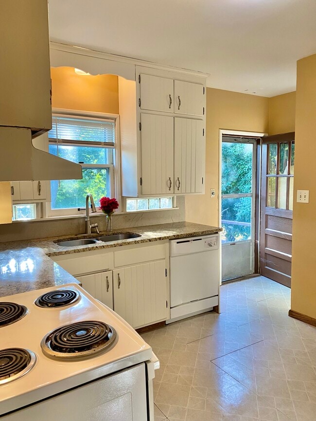 2417 Parkview Blvd in Minneapolis, MN - Building Photo - Building Photo