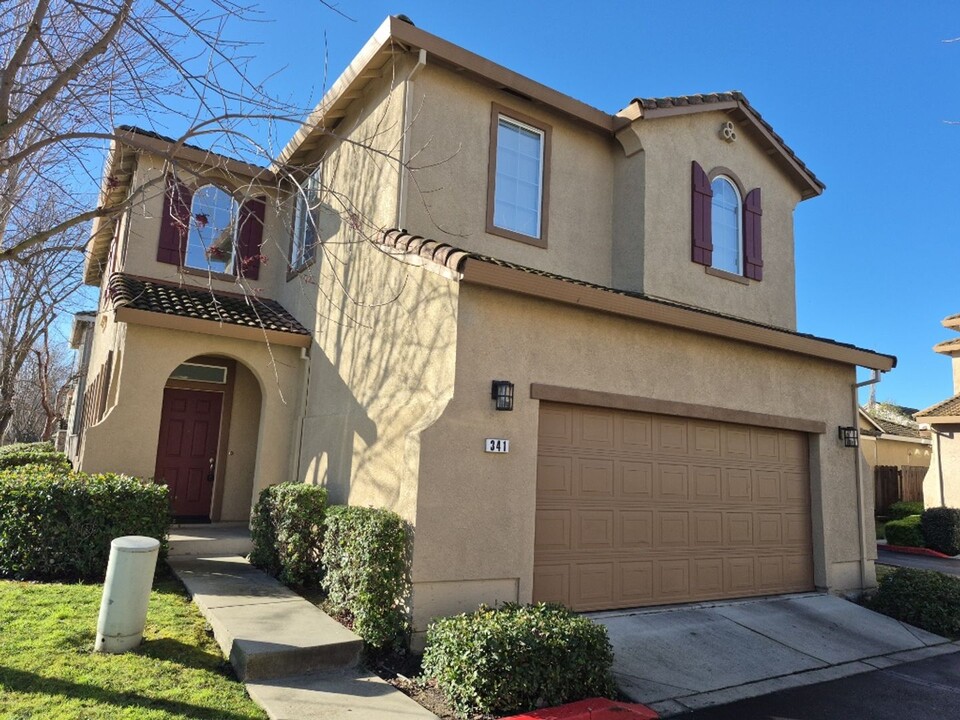 341 Dragonfly Cir in Sacramento, CA - Building Photo