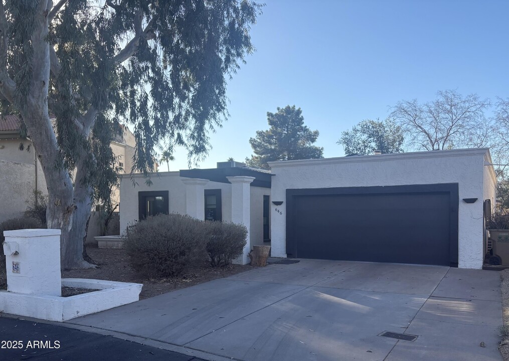 646 W Port Au Prince Ln in Phoenix, AZ - Building Photo