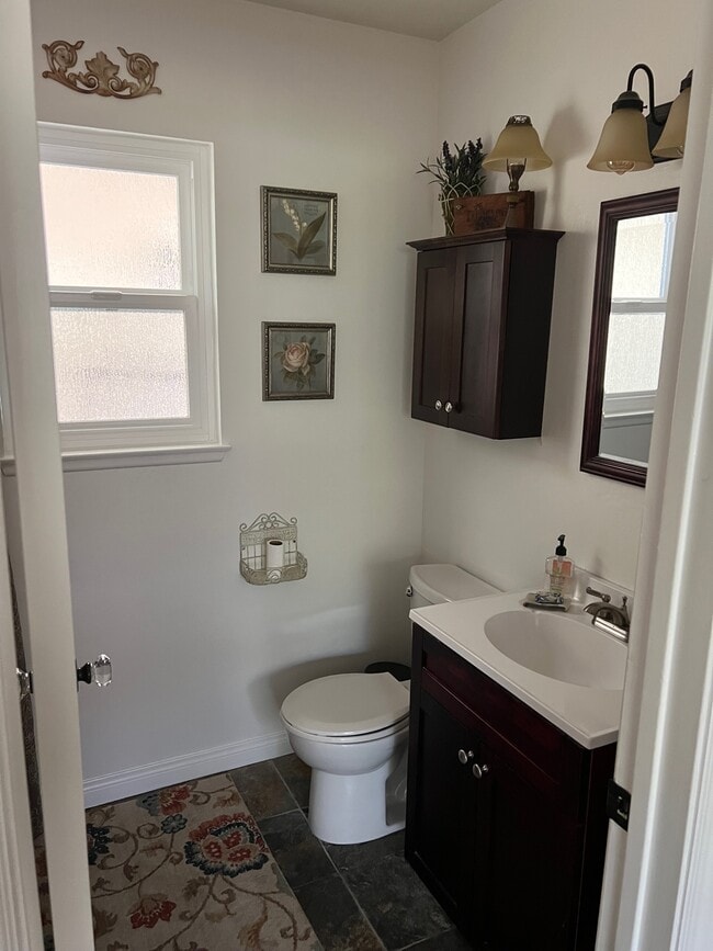 8396 Visalia St, Unit Studio in Ventura, CA - Building Photo - Building Photo