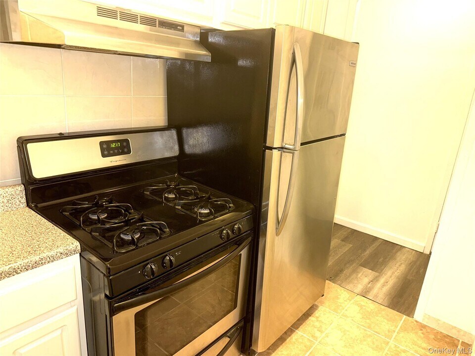 181 Pearsall Dr in Mount Vernon, NY - Building Photo