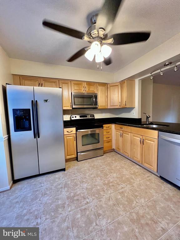 18927 Birdseye Dr in Germantown, MD - Building Photo - Building Photo