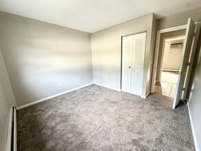 5 Bradford Dr, Unit 5BradfordDriveaptD in Greenfield, MA - Building Photo - Building Photo