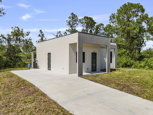 1113 Augusta St E in Lehigh Acres, FL - Building Photo - Building Photo