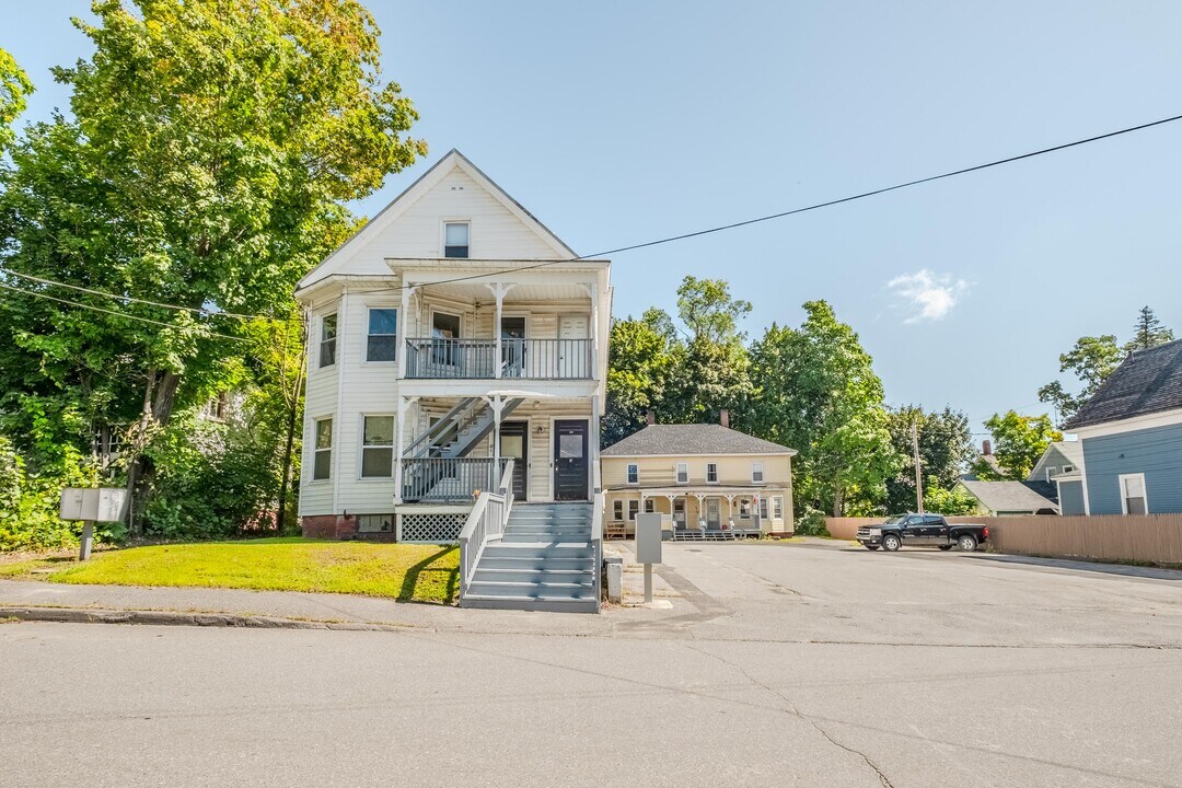 35-45 Redington Street in Waterville, ME - Foto de edificio