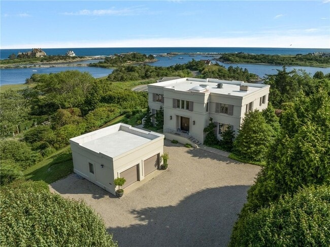 283 Ocean Ave in Newport, RI - Building Photo - Building Photo