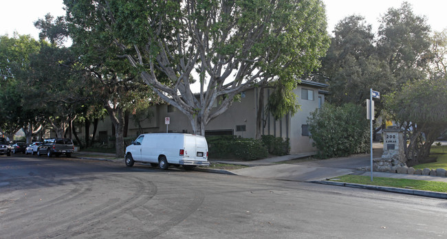 6706 York Blvd in Los Angeles, CA - Foto de edificio - Building Photo