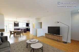998 Stewart Ave in Garden City, NY - Building Photo