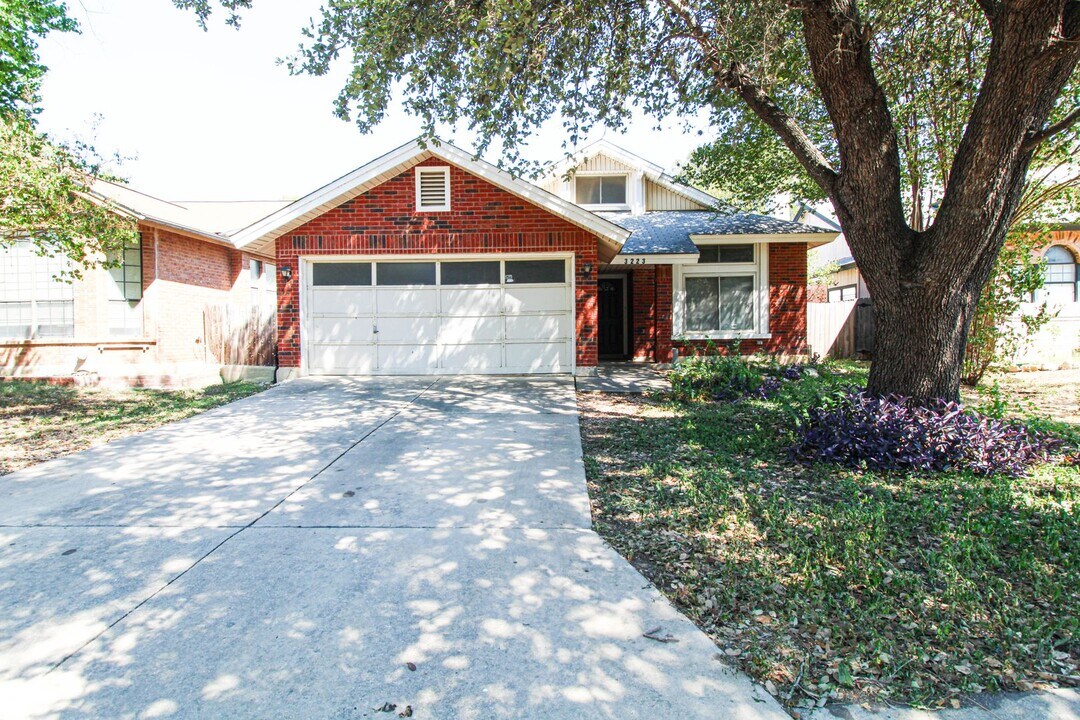3223 Tree Grove Dr in San Antonio, TX - Building Photo